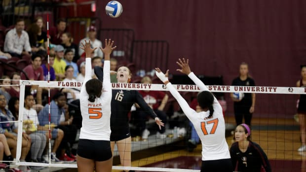 Florida State Seminoles middle blocker Emma Clothier (16) attacks from the right side.