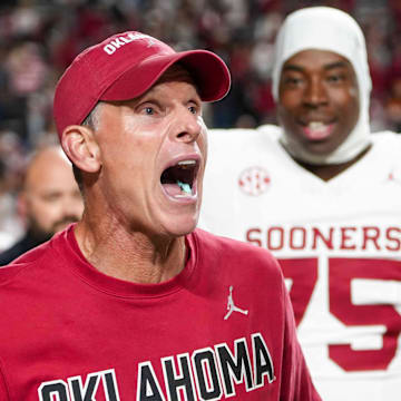Oklahoma coach Brent Venables celebrates after the Sooners' 33-27 win over Tennessee.