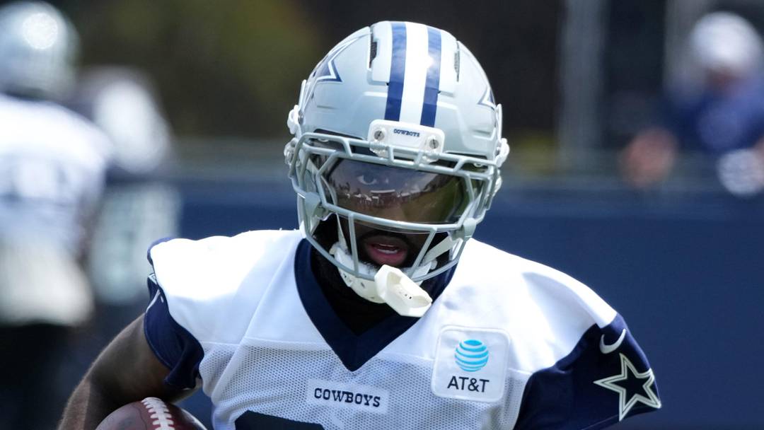 Former Dallas Cowboys receiver Parris Campbell carries the ball during training camp. Former Dallas Cowboys receiver Parris Campbell carries the ball during training camp.