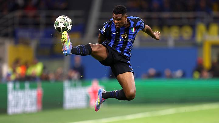 Denzel Dumfries of Fc Internazionale  in action during the...