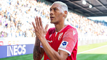 Guillaume Hoarau prend sa retraite. 