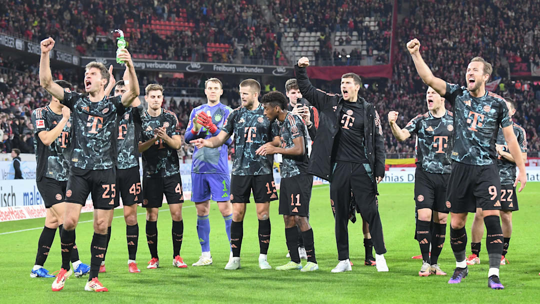 Jubilant Bayern Munich players celebrate the win against Freiburg.