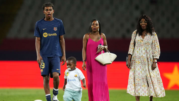 Lamine Yamal y su madre (a la derecha) además del pequeño Keyne, el único hermano que tiene el futbolista