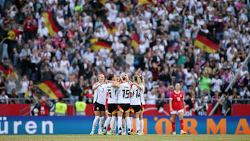 Die DFB-Frauen jubeln vor einer vollen Arena in Hannover. 