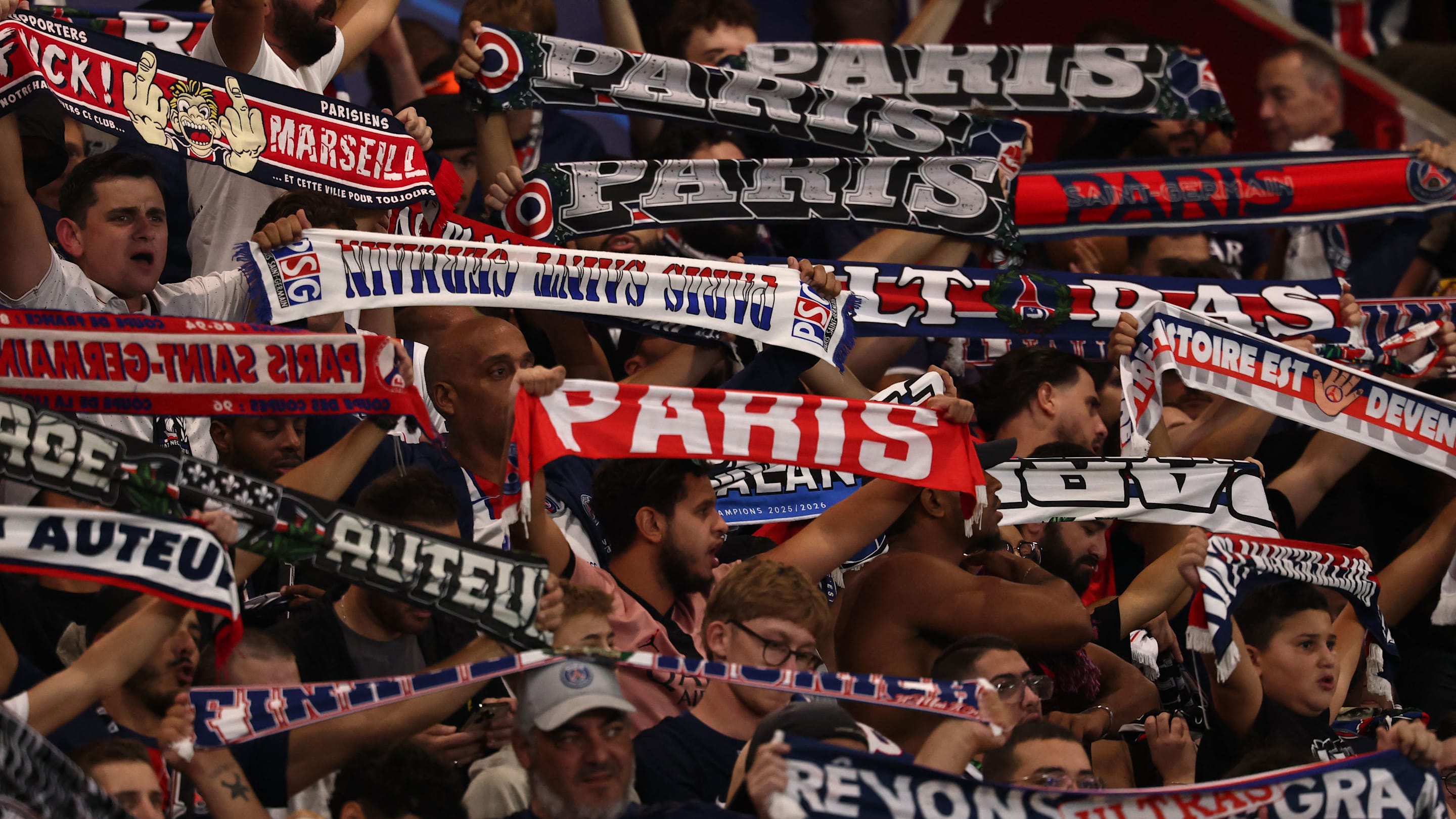 VIDEO - OM-PSG : Fumigènes, chants.. L'énorme ambiance au Campus PSG pour soutenir les Parisiens avant le Classique