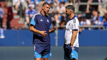 Edin Dzeko im Austausch mit Miron Muslic Edin Dzeko im Austausch mit Miron Muslic