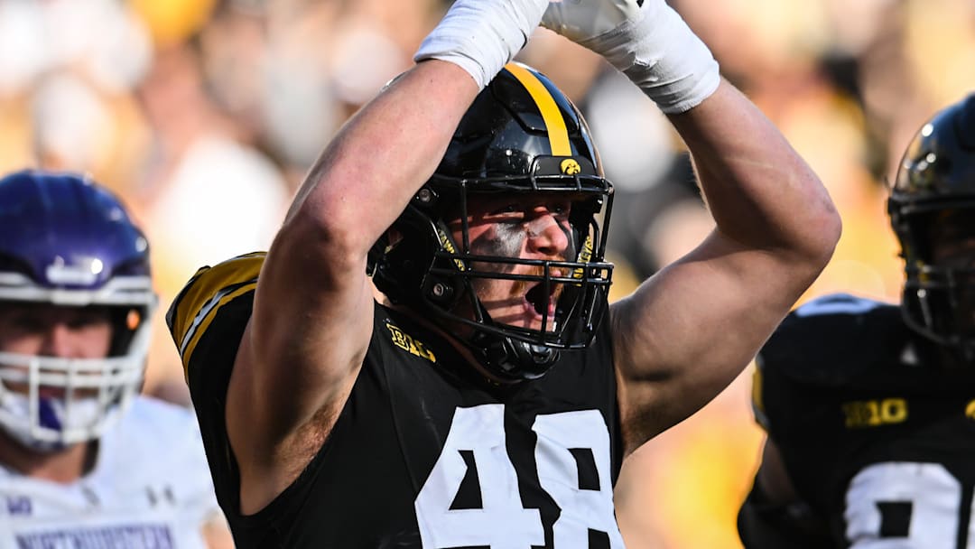 Iowa Hawkeyes defensive lineman Max Llewellyn