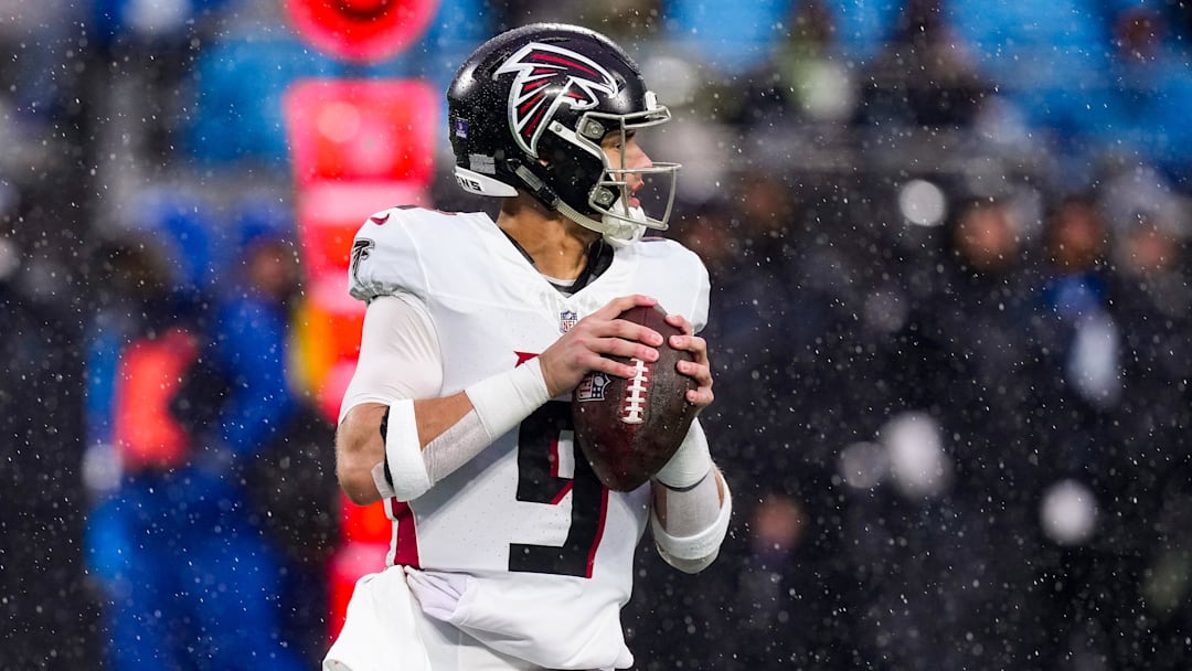 Dec 17, 2023; Charlotte, North Carolina, USA; Atlanta Falcons quarterback Desmond Ridder (9) looks for a pass against the Carolina Panthers during the second quarter at Bank of America Stadium. Mandatory Credit: Jim Dedmon-Imagn Images