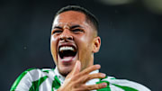 Vitor Roque volta ao Brasil após atuar no futebol espanhol