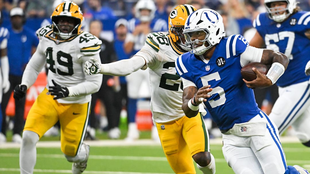 Indianapolis Colts quarterback Anthony Richardson Sr. (5) runs the ball against Green Bay Packers linebacker Isaiah Simmons (28) during the first half at Lucas Oil Stadium.