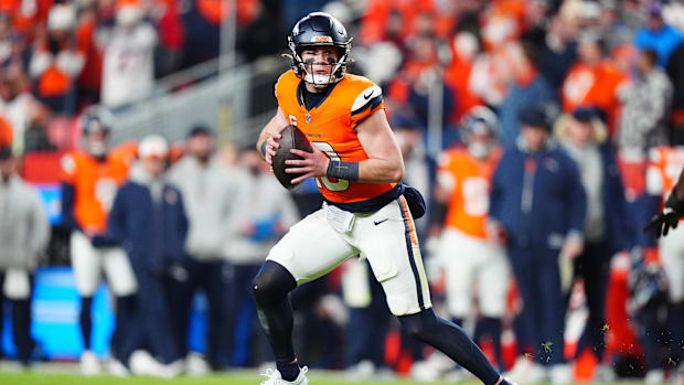 Denver Broncos quarterback Bo Nix (10) scrambles with the ball in the fourth quarter against the Indianapolis Colts