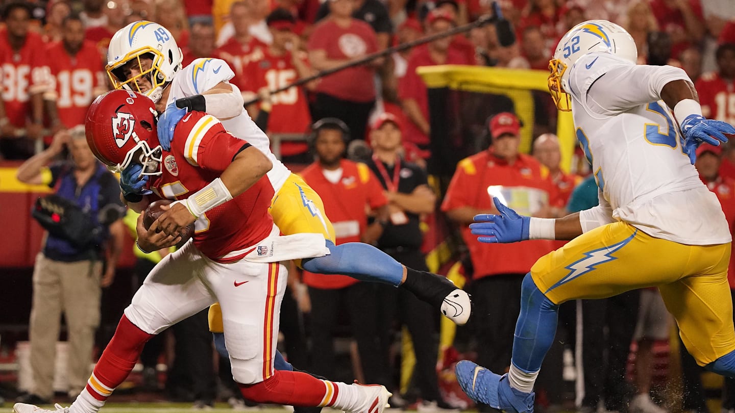 Chargers What is Drue Tranquill wearing on his neck?