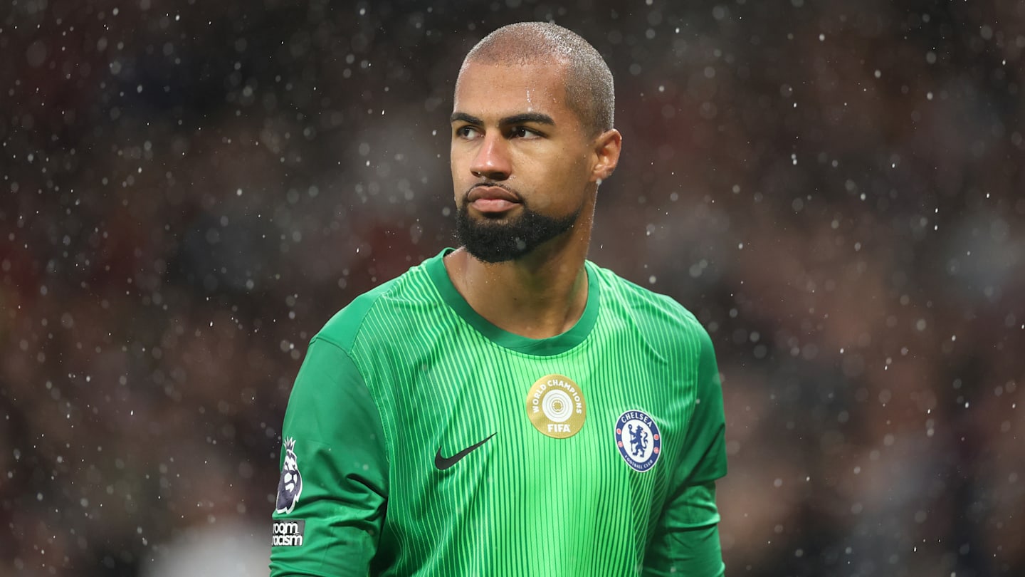 Chelsea Goalkeeper Robert Sanchez Sent Off Early in Premier League Match vs Manchester United