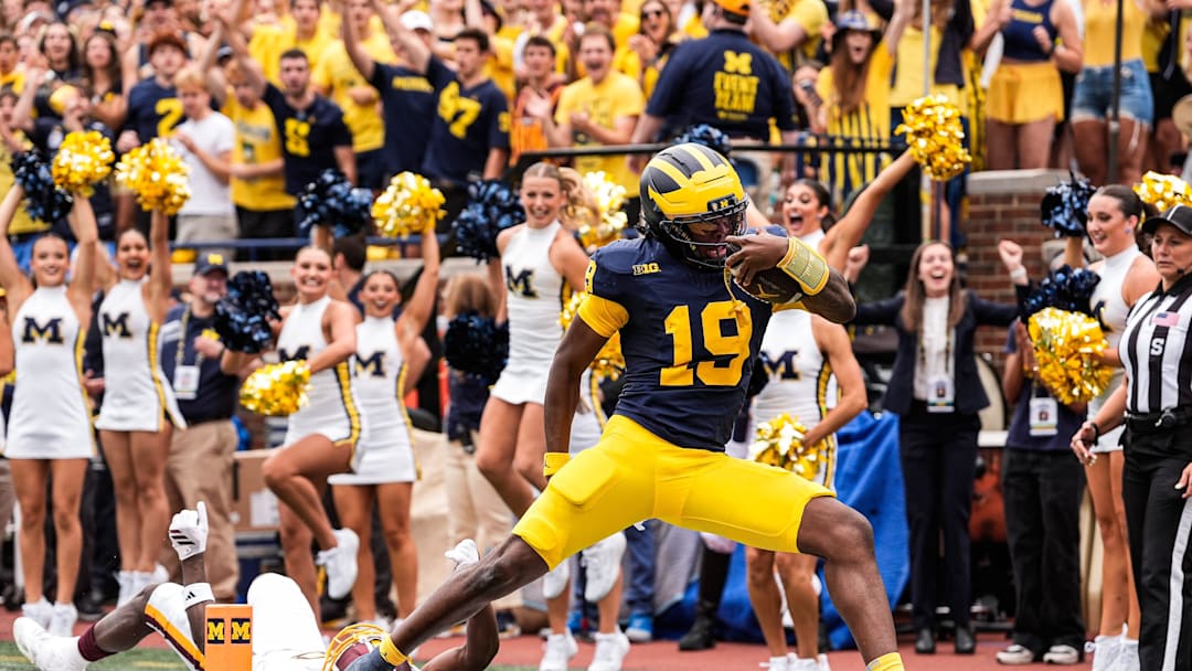 Michigan quarterback Bryce Underwood (19) runs for a touchdown against Central Michigan