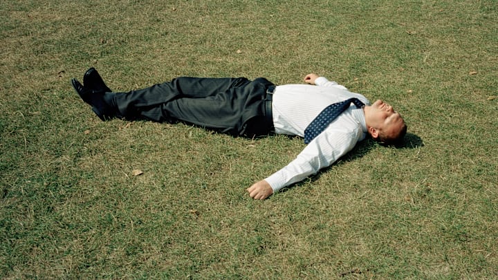UK - Weather - Office worker enjoys the sunshine