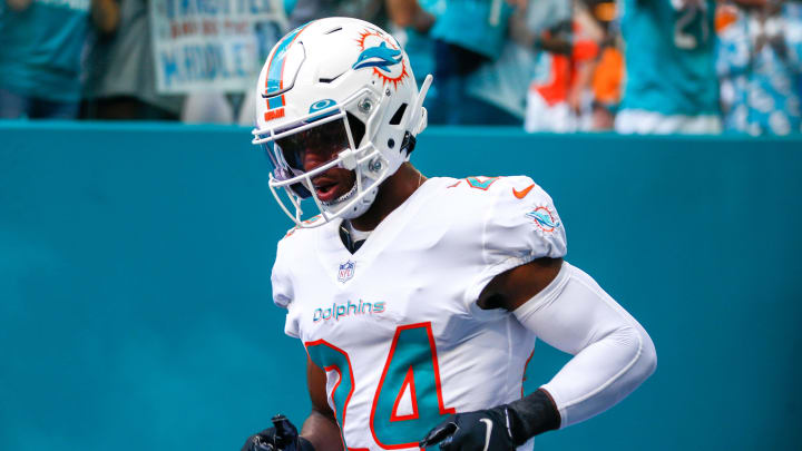 Miami Dolphins cornerback Byron Jones (24) takes on the field prior the game against the New York Giants at Hard Rock Stadium in 2021.