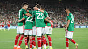 Jugadores de México celebran un gol.
