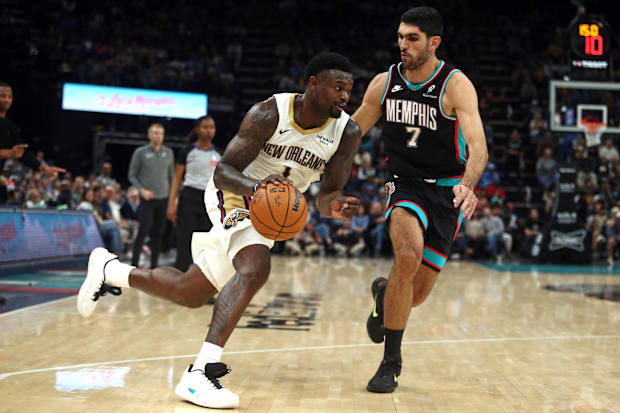 Pelicans forward Zion Williamson drives to the basket as Grizzlies forward Santi Aldama defends.
