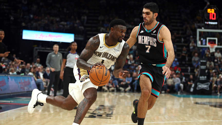Pelicans forward Zion Williamson drives to the basket as Grizzlies forward Santi Aldama defends.