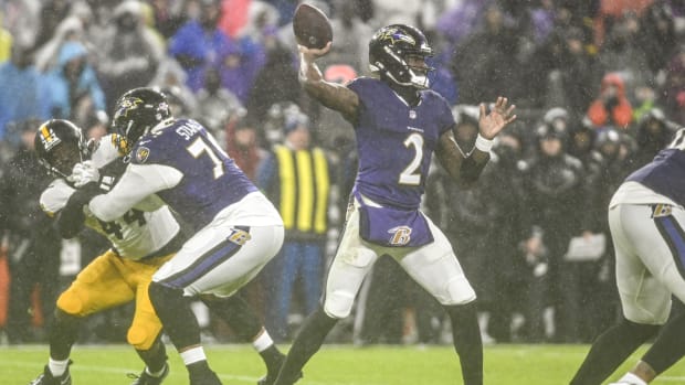 Baltimore Ravens quarterback Tyler Huntley throws against the Pittsburgh Steelers