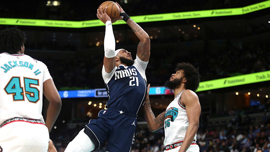 Dallas Mavericks center Daniel Gafford (21) drives to the basket as Memphis Grizzlies forward Marvin Bagley III. | Petre Thomas-Imagn Images