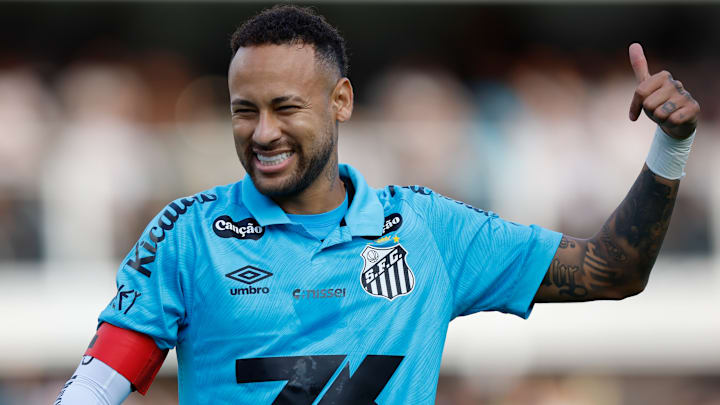 Neymar recebeu dois cartões amarelos contra o Botafogo e depois pediu desculpas Neymar recebeu dois cartões amarelos contra o Botafogo e depois pediu desculpas