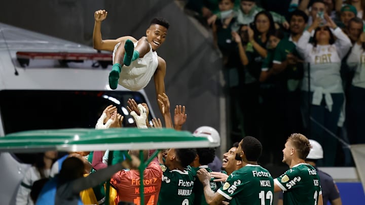 Estêvão disputou sua última partida em casa pelo clube Estêvão disputou sua última partida em casa pelo clube