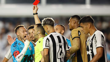 Neymar foi expulso no segundo tempo da partida contra o Botafogo