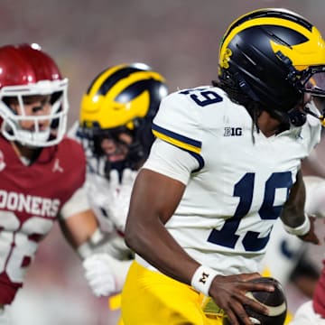 Oklahoma defensive end R Mason Thomas (32) hopes to help the Sooners continue their defensive dominance Saturday at Temple after a stellar showing vs. Michigan.