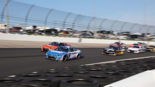 Kyle Larson (5) leads the field during the Iowa Corn 350.