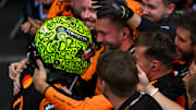 Lando Norris celebra con su equipo en el parc fermé tras ganar el Gran Premio de Brasil de Fórmula 1 en el Autódromo José Carlos Pace