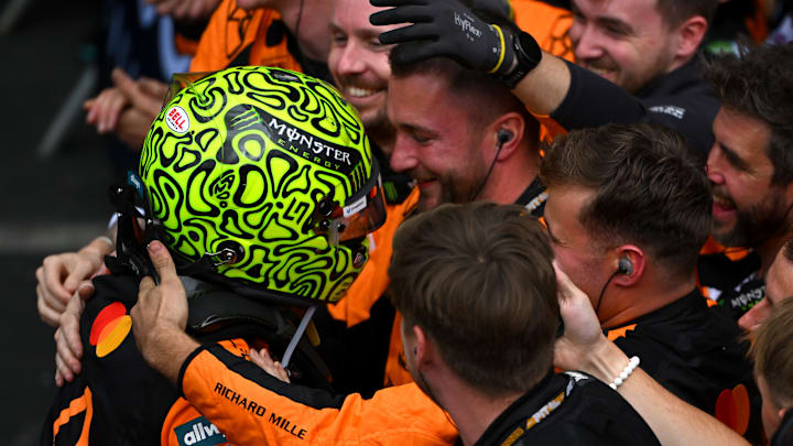 Lando Norris celebra con su equipo en el parc fermé tras ganar el Gran Premio de Brasil de Fórmula 1 en el Autódromo José Carlos Pace