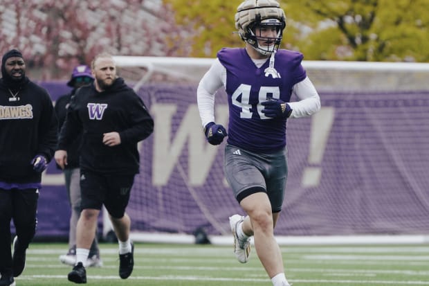 Steve Belichick runs behind edge rusher Jacob Lane and the rest of the UW defense. 