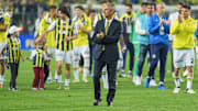 İsmail Kartal tribünleri selamlıyor.