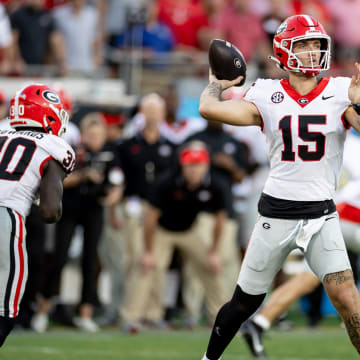 Georgia quarterback Carson Beck (15) throws the ball during the second half his team's 2023 game against Florida at Everbank Stadium in Jacksonville, Fla.