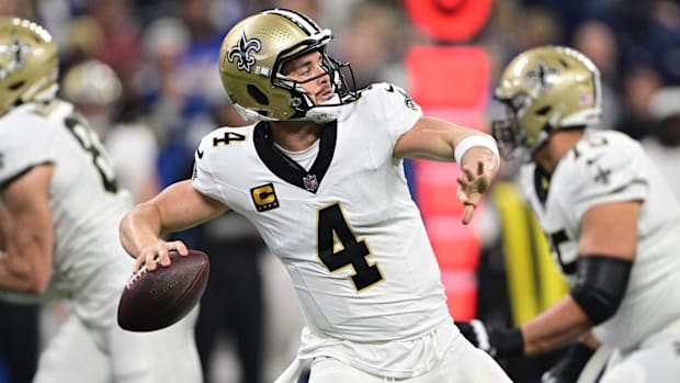 New Orleans Saints quarterback Derek Carr (4) throws a deep pass against the Indianapolis Colts 