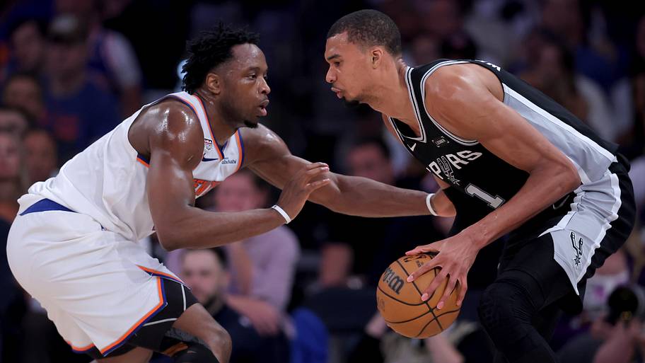 San Antonio Spurs forward Victor Wembanyama controls the ball against New York Knicks forward OG Anunoby.