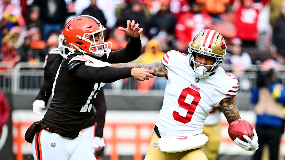 San Francisco 49ers wide receiver Skyy Moore (9) runs the ball against Cleveland Browns tight end Blake Whiteheart (86)