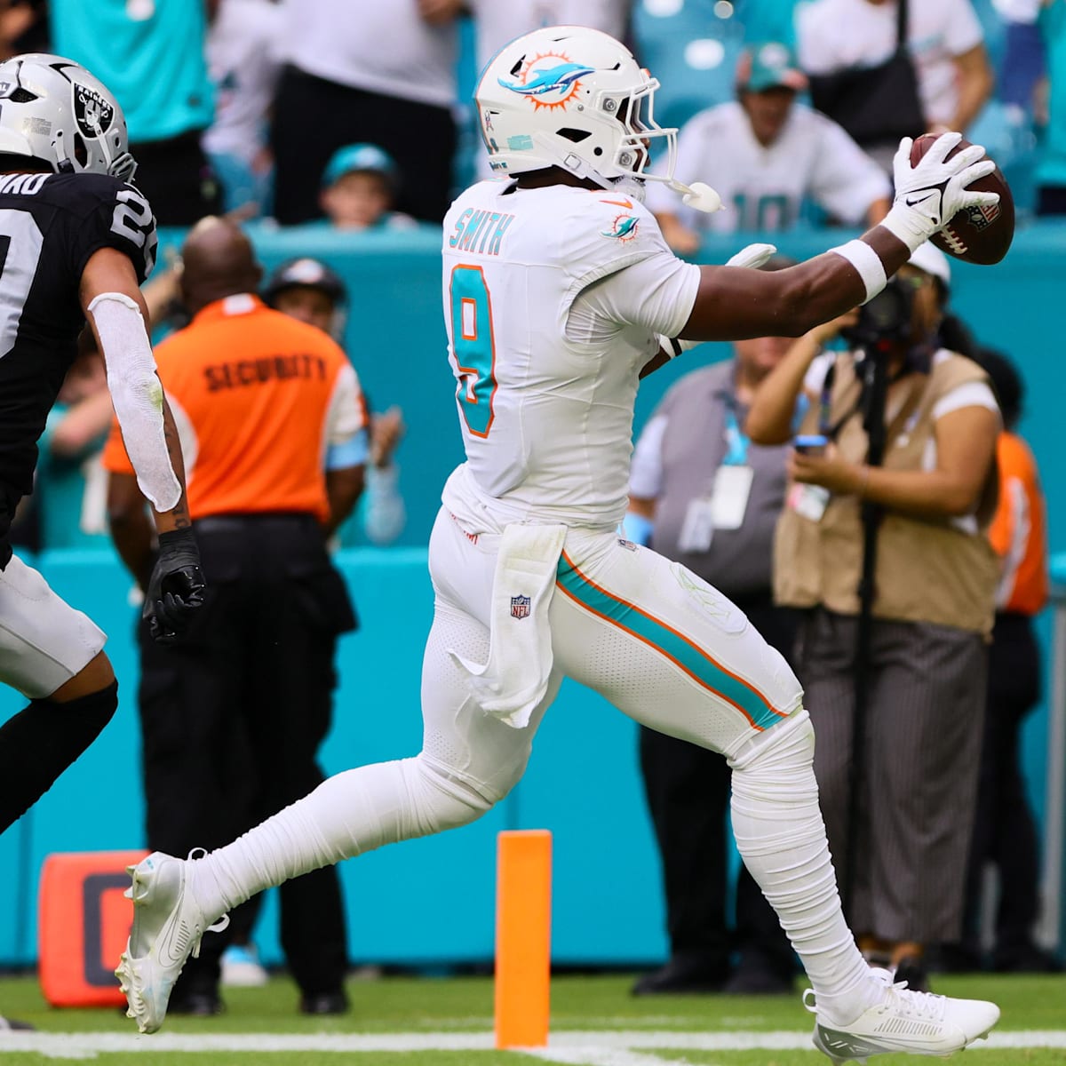 Miami Dolphins TE Jonnu Smith Throws A Perfect Strike to A Familiar Fan