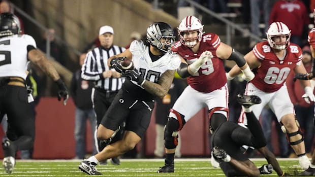 Oregon Ducks linebacker Matayo Uiagalelei (10) intercepts a pass during the fourth quarter against the Wisconsin Badgers 
