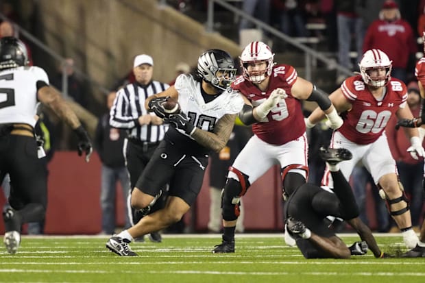 Oregon Ducks linebacker Matayo Uiagalelei (10) intercepts a pass.