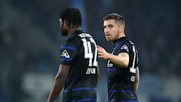 Jonjoe Kenny (r.)