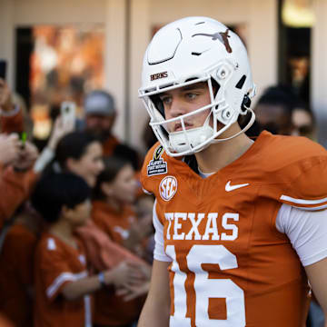 Texas Longhorns quarterback Arch Manning (16) 