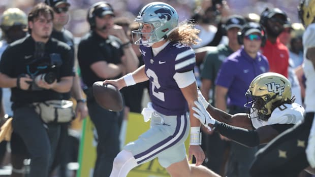 Kansas State Wildcats quarterback Avery Johnson (2) runs the ball during the first half of the game against UCF Knights