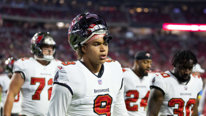 Dec 25, 2022; Glendale, Arizona, USA; Tampa Bay Buccaneers linebacker Joe Tryon-Shoyinka (9) against