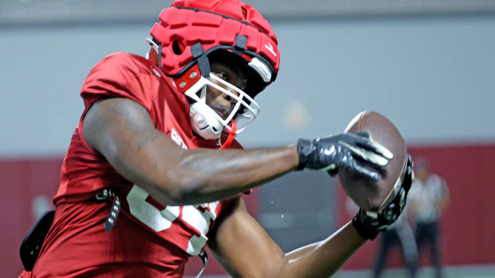 Oklahoma tight end Davon Mitchell makes a catch during spring football practice