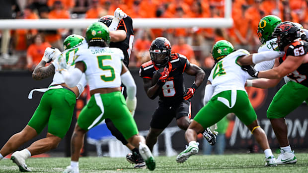 Oregon State Beavers running back Jam Griffin (8) carries the ball during the first half of the annual rivalry game against t