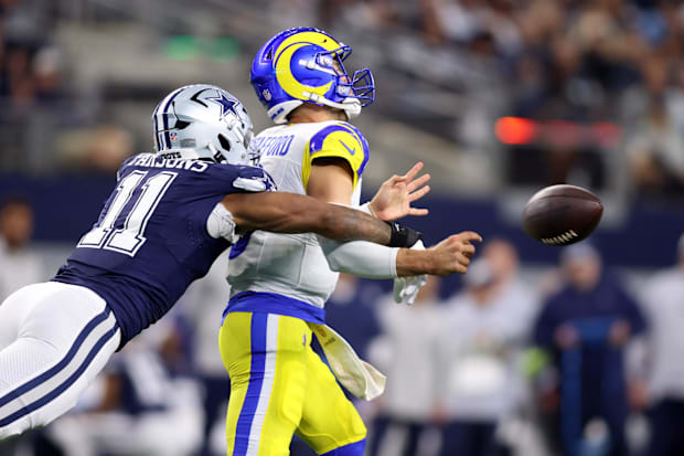 Dallas Cowboys linebacker Micah Parsons attempts to sack Los Angeles Rams quarterback Matthew Stafford.