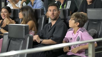 Lionel Messi viendo un partido del Inter Miami desde la tribuna junto a su familia
