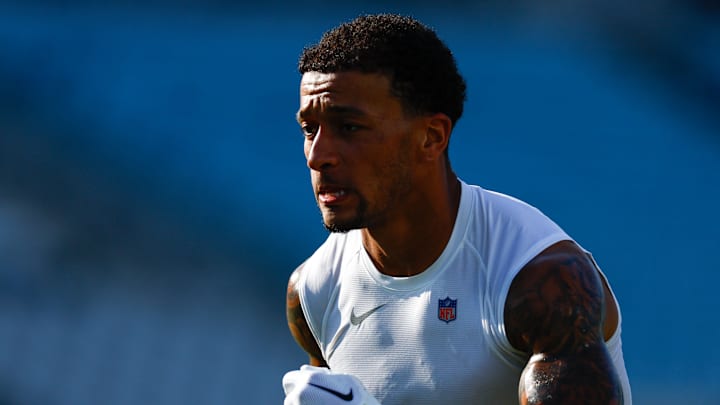 Aug 17, 2024; Jacksonville, Florida, USA; Jacksonville Jaguars tight end Evan Engram (17) warms up prior to the game against the Tampa Bay Buccaneers at EverBank Stadium. Mandatory Credit: Douglas DeFelice-Imagn Images